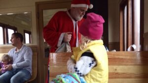 Tomten var så klart med på jultåget och delade ut klappar till barnen.